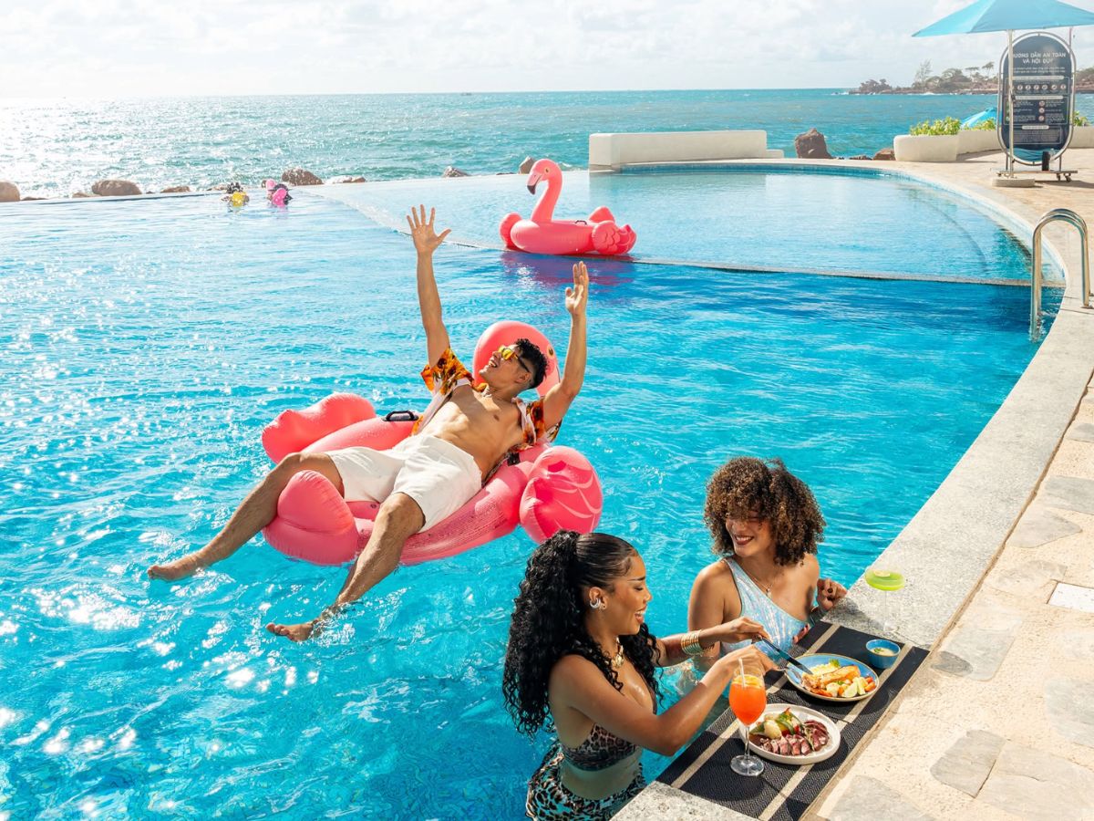 Hồ bơi vô cực hướng biển tại Santo Beach mang đến trải nghiệm thư giãn trọn vẹn giữa khung cảnh đại dương xanh ngát của Hòn Thơm. (Nguồn: Sưu tầm)