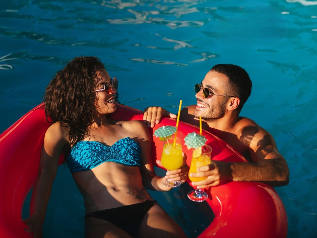 Nhâm nhi ly cocktail mát lạnh giữa khung cảnh hoàng hôn rực rỡ, tận hưởng khoảnh khắc thư giãn trọn vẹn bên biển Phú Quốc. (Nguồn: Sưu tầm)