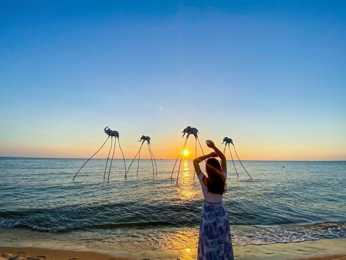 Hoàng hôn là thời điểm lý tưởng để thả chậm nhịp sống, tận hưởng làn gió biển mát lành và chiêm ngưỡng vẻ đẹp của thiên nhiên. (Nguồn: Sưu tầm)