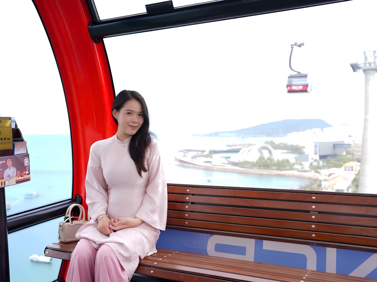 Cáp treo Hòn Thơm là một trong những điểm check in được yêu thích nhất, mang đến những khung hình ấn tượng giữa biển xanh bao la. (Nguồn: Sưu tầm)