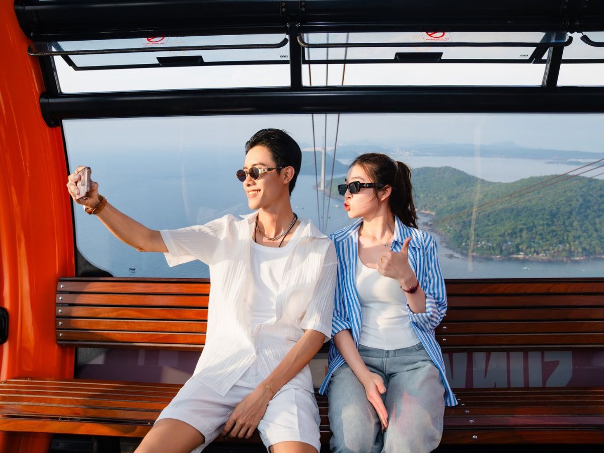 Du khách check in cáp treo Hòn Thơm, ngắm trọn vẻ đẹp biển đảo Phú Quốc từ trên cao. (Nguồn: Sưu tầm)
