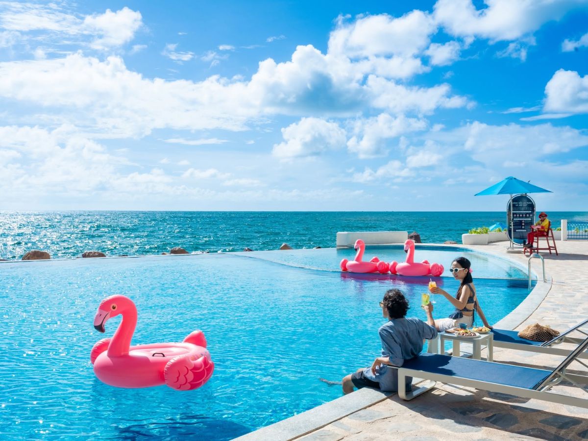 Hồ bơi vô cực hướng biển tại Santo Beach mang đến những phút giây thư giãn trọn vẹn giữa khung cảnh biển trời Hòn Thơm. (Nguồn: Sưu tầm)