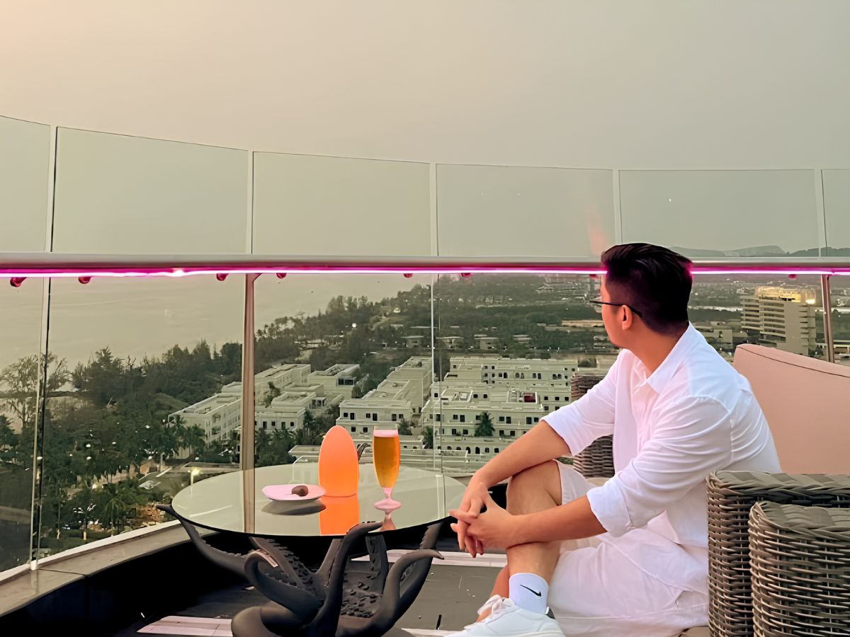 Ngắm nhìn toàn cảnh đảo Ngọc từ INK 360 Rooftop Bar – một trong những điểm thư giãn lý tưởng khi hoàng hôn buông xuống. (Nguồn: Sưu tầm)