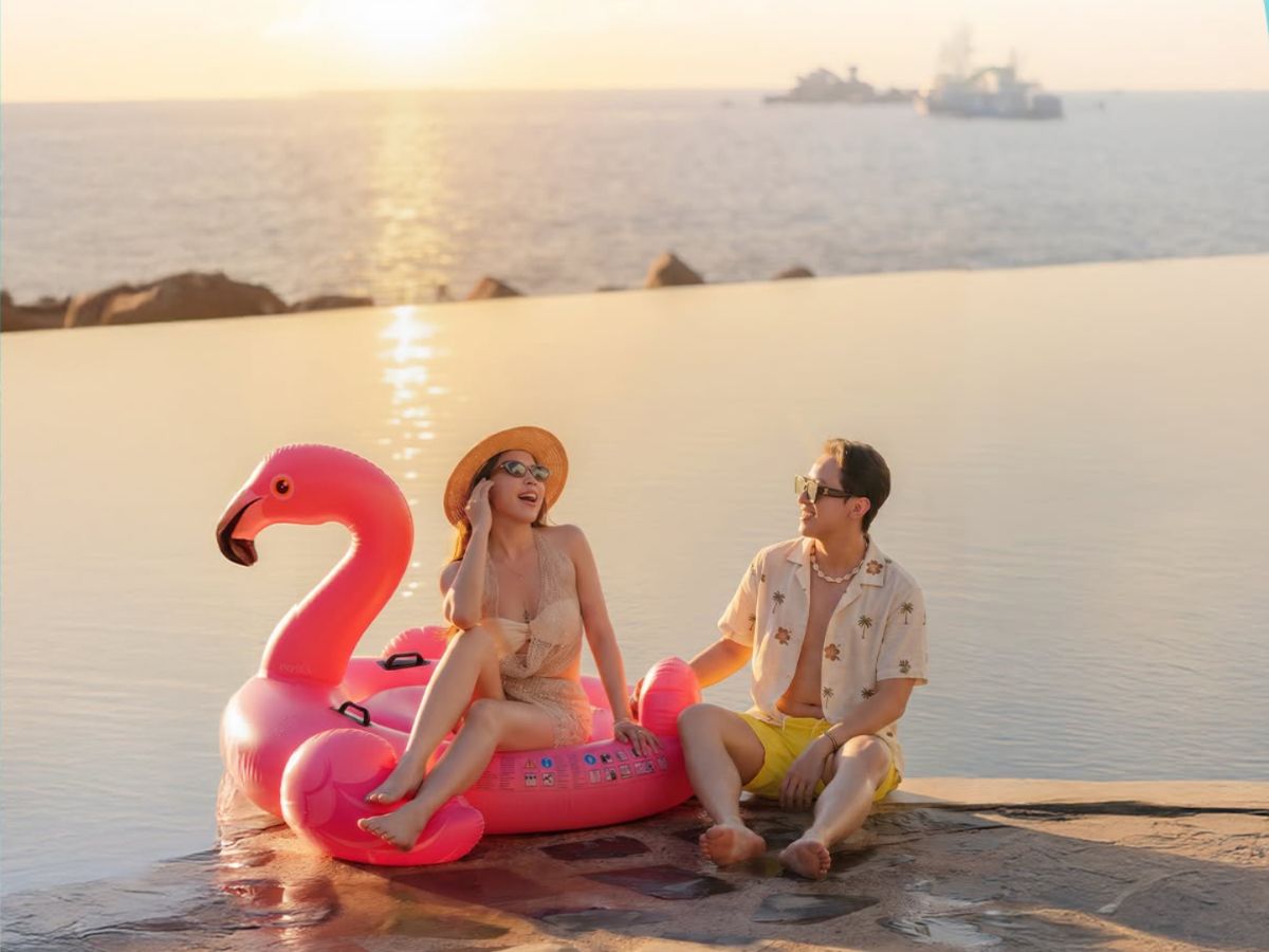 Ánh hoàng hôn rực rỡ cùng tiếng sóng biển tạo nên những phút giây thư giãn khó quên tại Santo Beach. (Nguồn: Sưu tầm)
