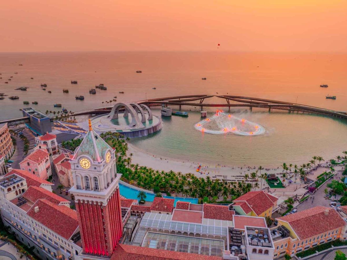Sunset Town khoác lên mình vẻ đẹp lãng mạn khi mặt trời dần buông xuống bên vịnh biển thơ mộng. (Nguồn: Sưu tầm)