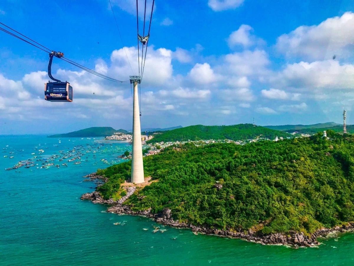 Hòn Thơm nổi bật với làn nước trong xanh, rừng nguyên sinh và khung cảnh biển đảo tuyệt đẹp. (Nguồn: Sưu tầm)