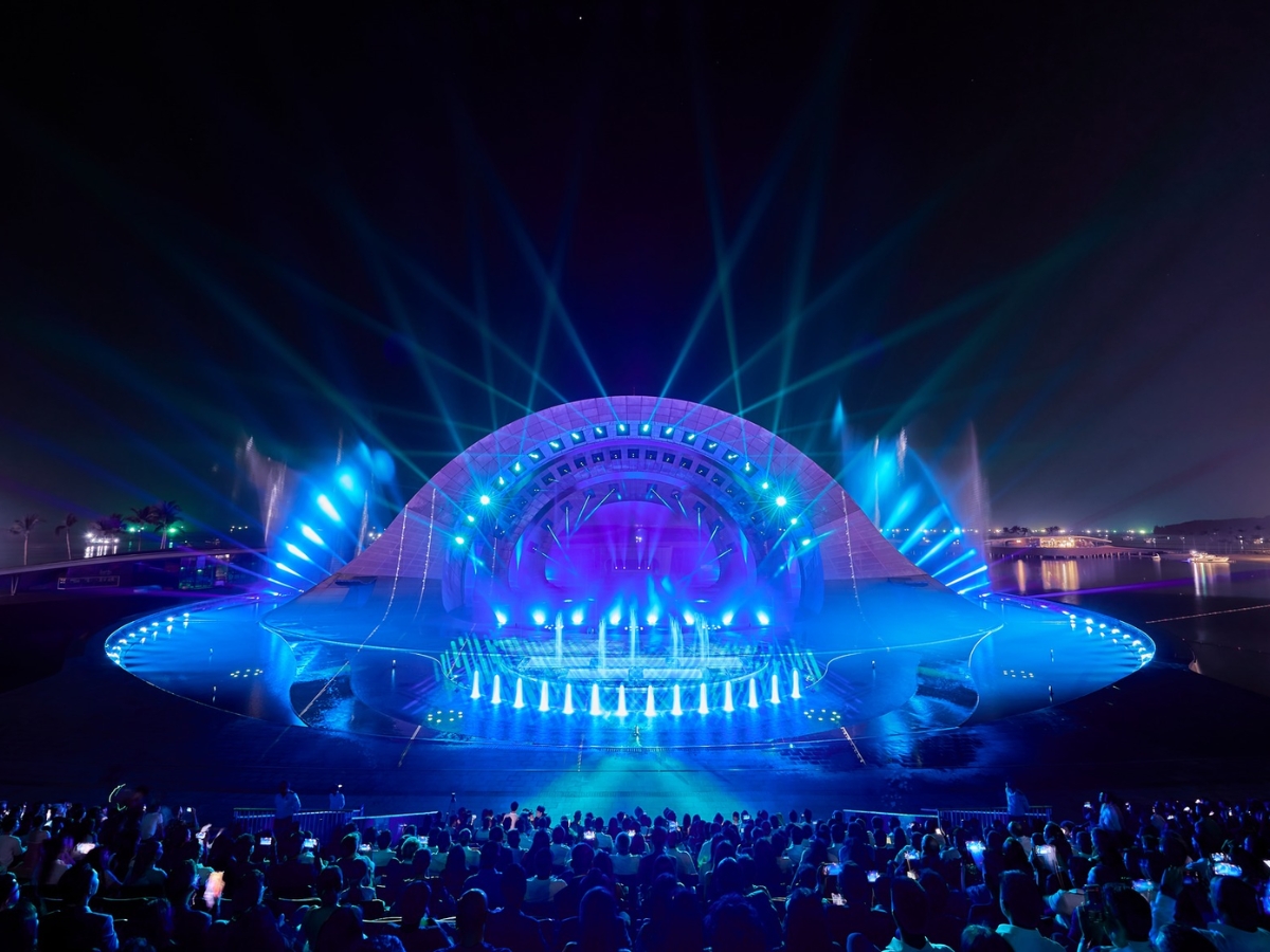 Thưởng thức show diễn nghệ thuật tại Thị trấn Hoàng Hôn.
