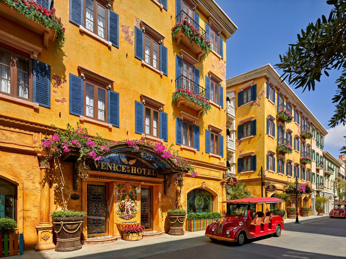 Venice Hotel Phu Quoc là điểm đến lý tưởng cho du khách muốn hòa mình vào nhịp sống lãng mạn và đầy cảm của Thị trấn Hoàng Hôn.