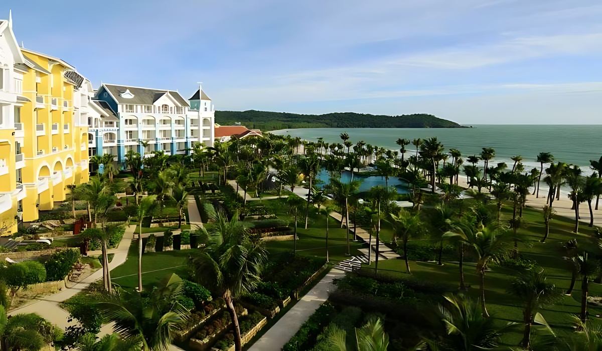 JW Marriott Phu Quoc Emerald Bay nổi bật kiến trúc đại học giả tưởng.