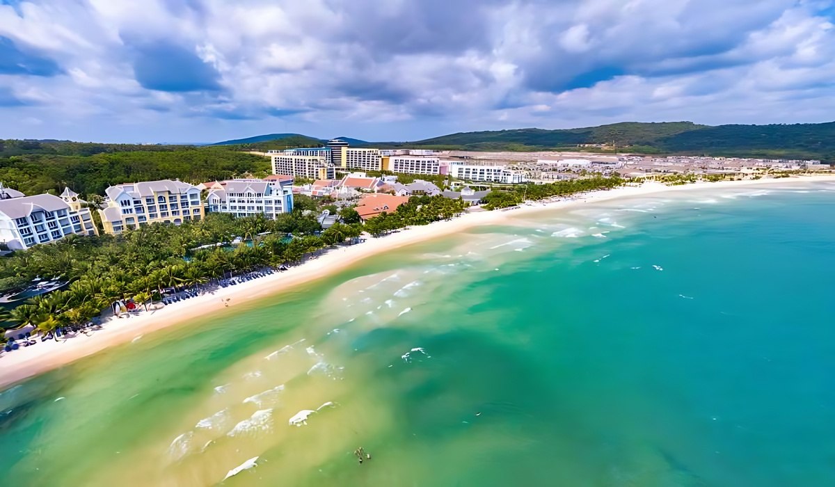 Bãi Kem Phú Quốc nằm phía Nam đảo, thuận tiện kết nối điểm du lịch.
