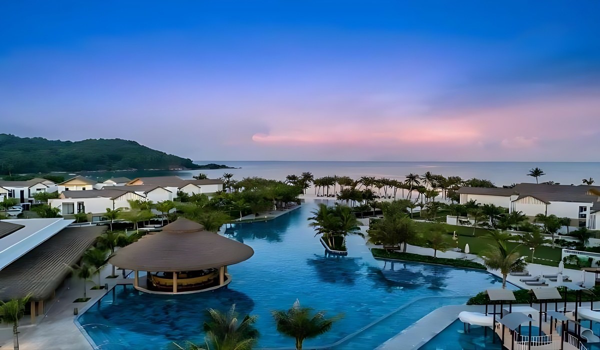 Khu villa mái lá New World Phu Quoc Resort có hồ bơi riêng rộng rãi.