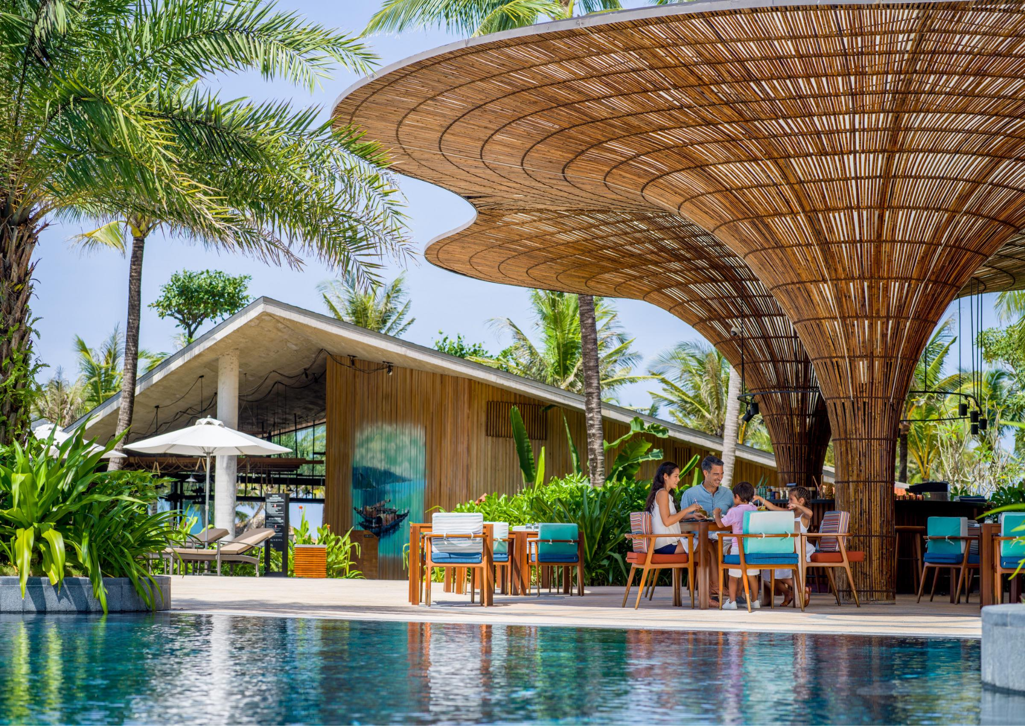 Hồ bơi và khuôn viên sang trọng tại InterContinental Phu Quoc Long Beach Resort.