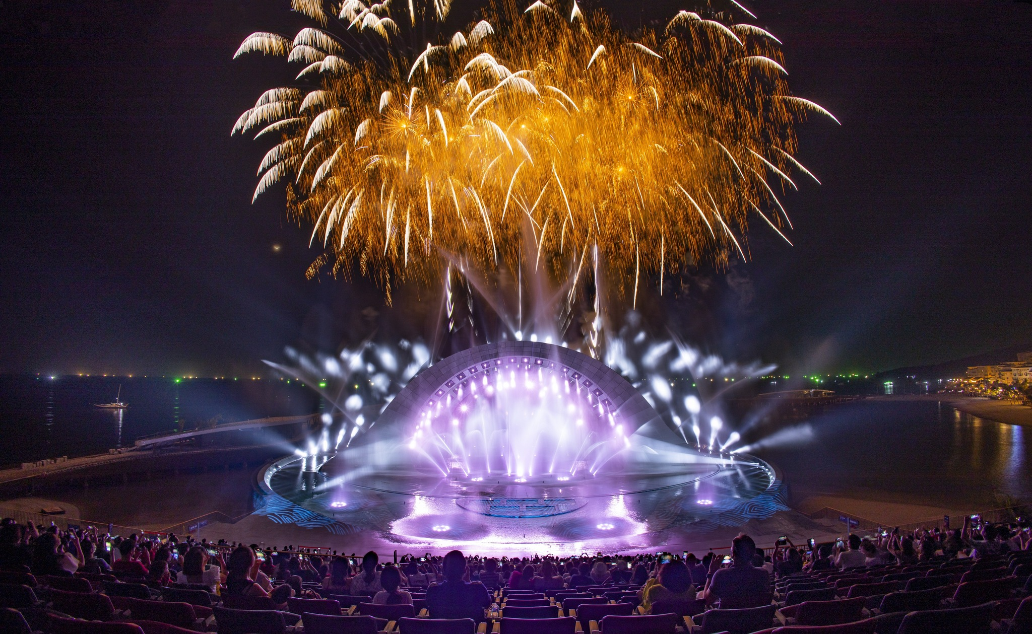 Show diễn Kiss of the Sea với hiệu ứng ánh sáng ấn tượng và pháo hoa rực rỡ.