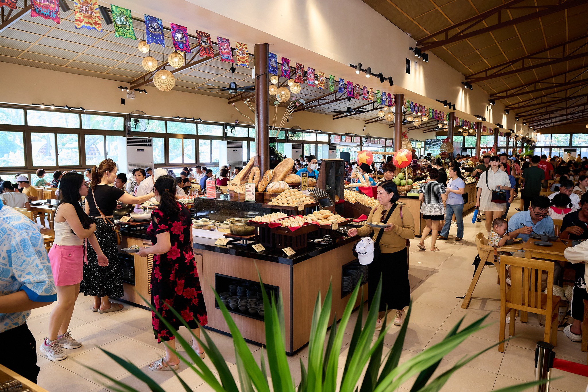 Không gian nhà hàng buffet Mango trên đảo Hòn Thơm.