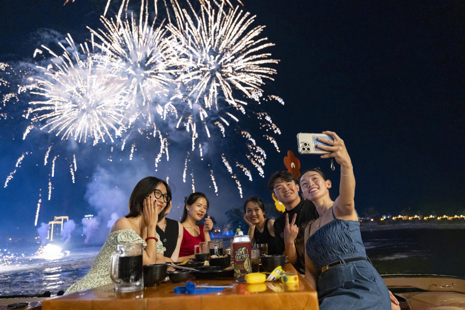 Không khí lễ hội sôi động về đêm tại Sunset Town.