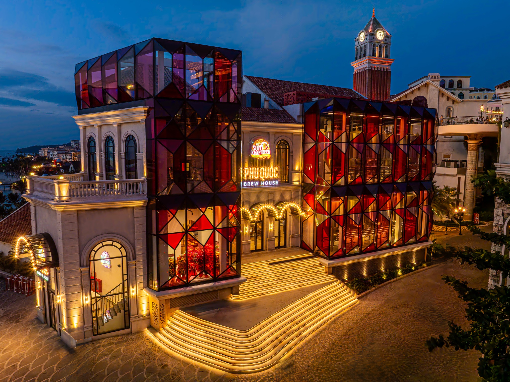 Xưởng bia Phu Quoc Brew House với thiết kế nổi bật tại Sunset Town.