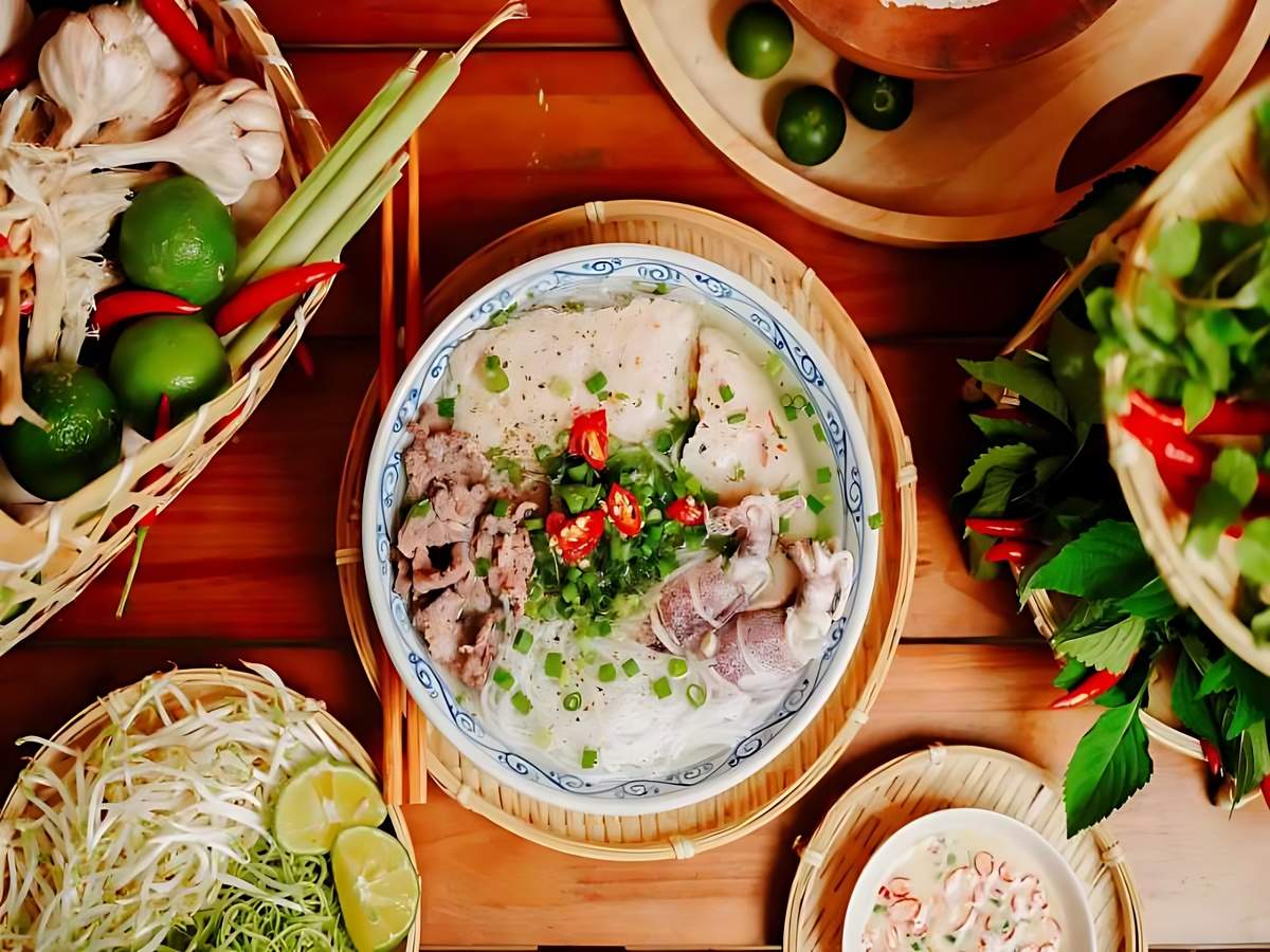 Hải sản Phú Quốc tươi ngon cùng bún quậy và gỏi cá trích