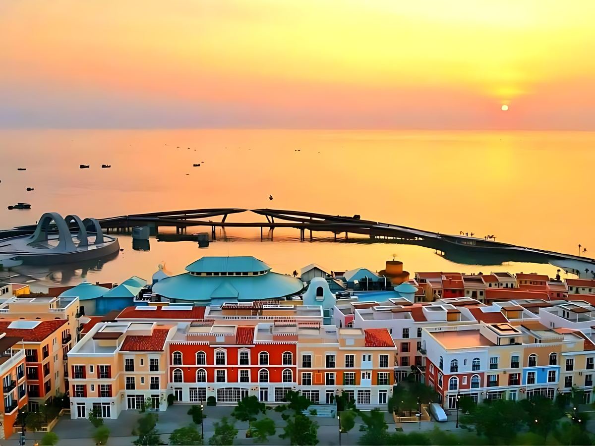 Cầu Hôn và pháo hoa Thị trấn Hoàng Hôn tạo trải nghiệm ban đêm