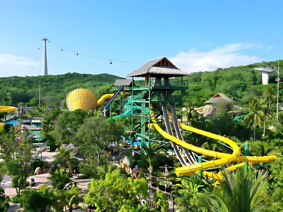 Cáp treo Hòn Thơm và Aquatopia trải nghiệm biển đảo trọn ngày