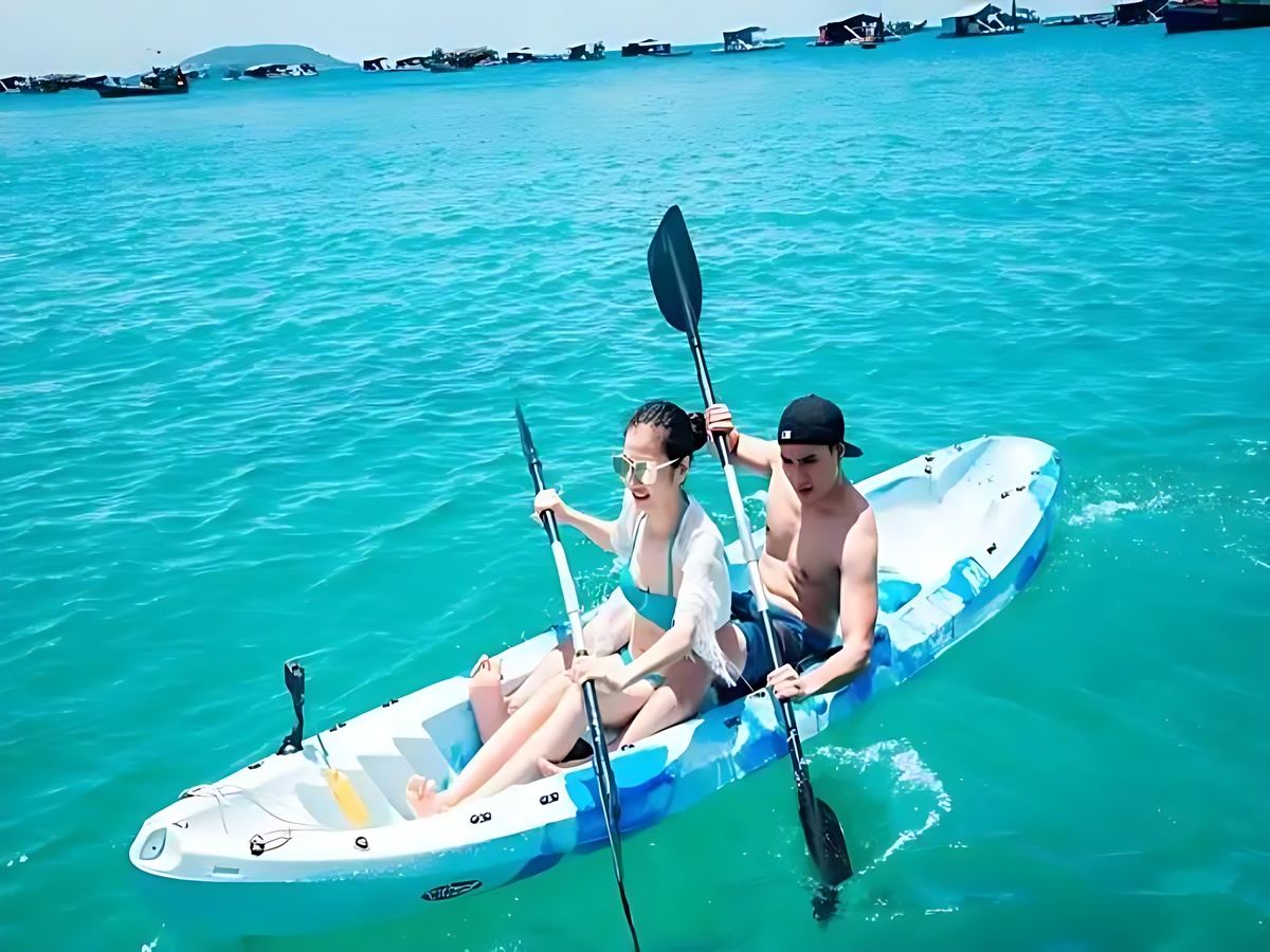 Quan sát màu nước, sóng và hướng gió giúp đánh giá an toàn khi chèo kayak