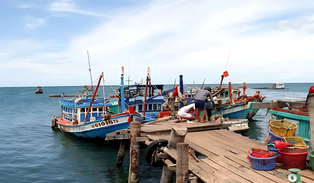 Làng chài Hàm Ninh mộc mạc với hải sản tươi và cảnh biển bình dị