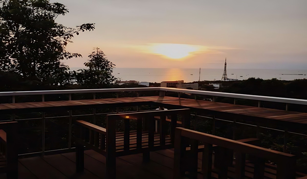 88 Hilltop Hostel view biển từ đồi cao, không gian chill ngắm hoàng hôn