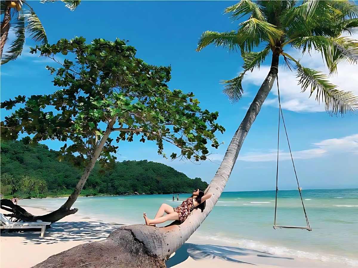 Bãi Sao bình minh nước xanh ngọc, sóng nhẹ, ánh sáng phản chiếu đẹp