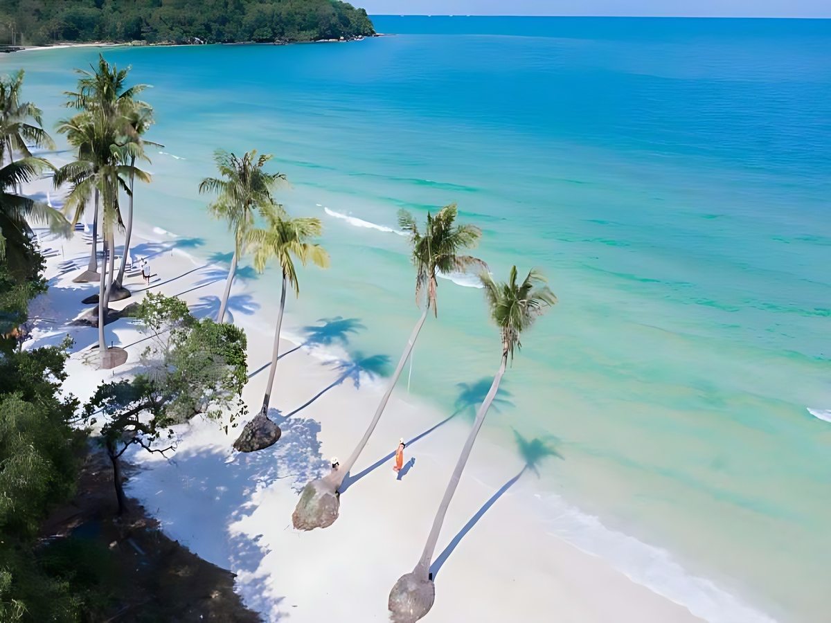 Bãi Sao cát trắng, nước trong, cách Dương Đông khoảng 25 km