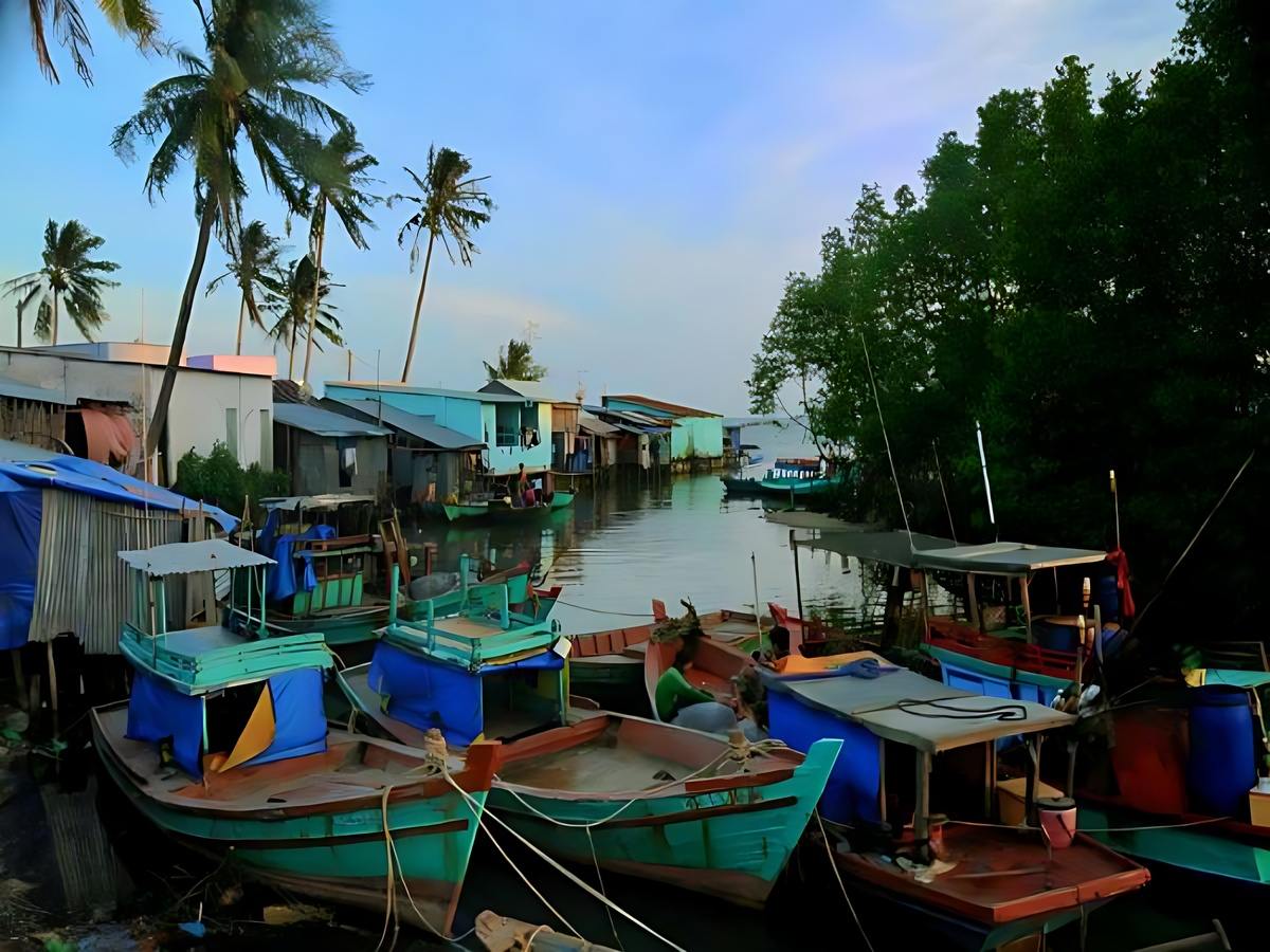 Làng chài Hàm Ninh với nhà bè ven biển và hải sản tươi