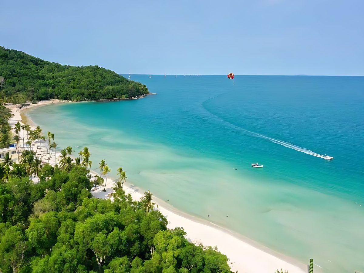 Bãi Sao cát trắng mịn, nước trong xanh, yên tĩnh dễ di chuyển