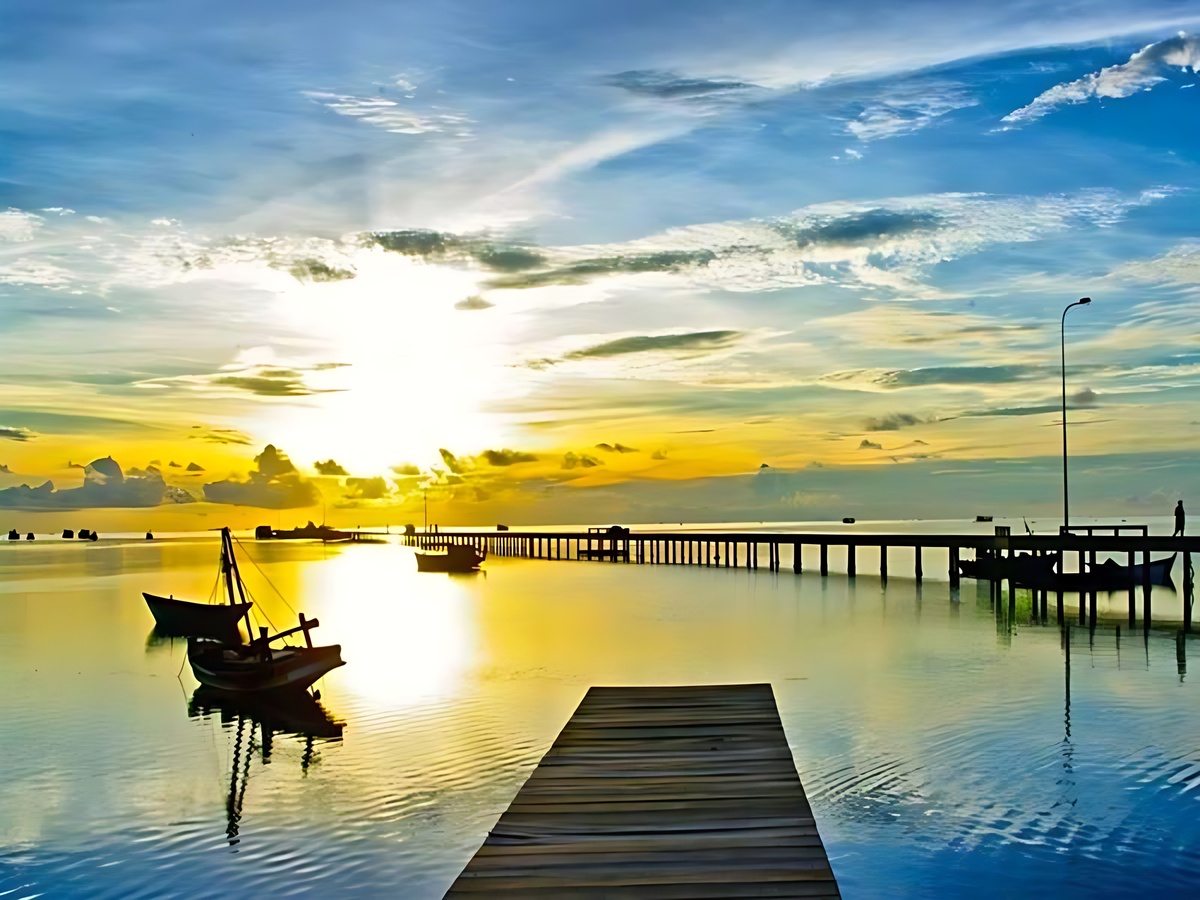 Làng chài Hàm Ninh với hải sản tươi ngon, giá hợp lý