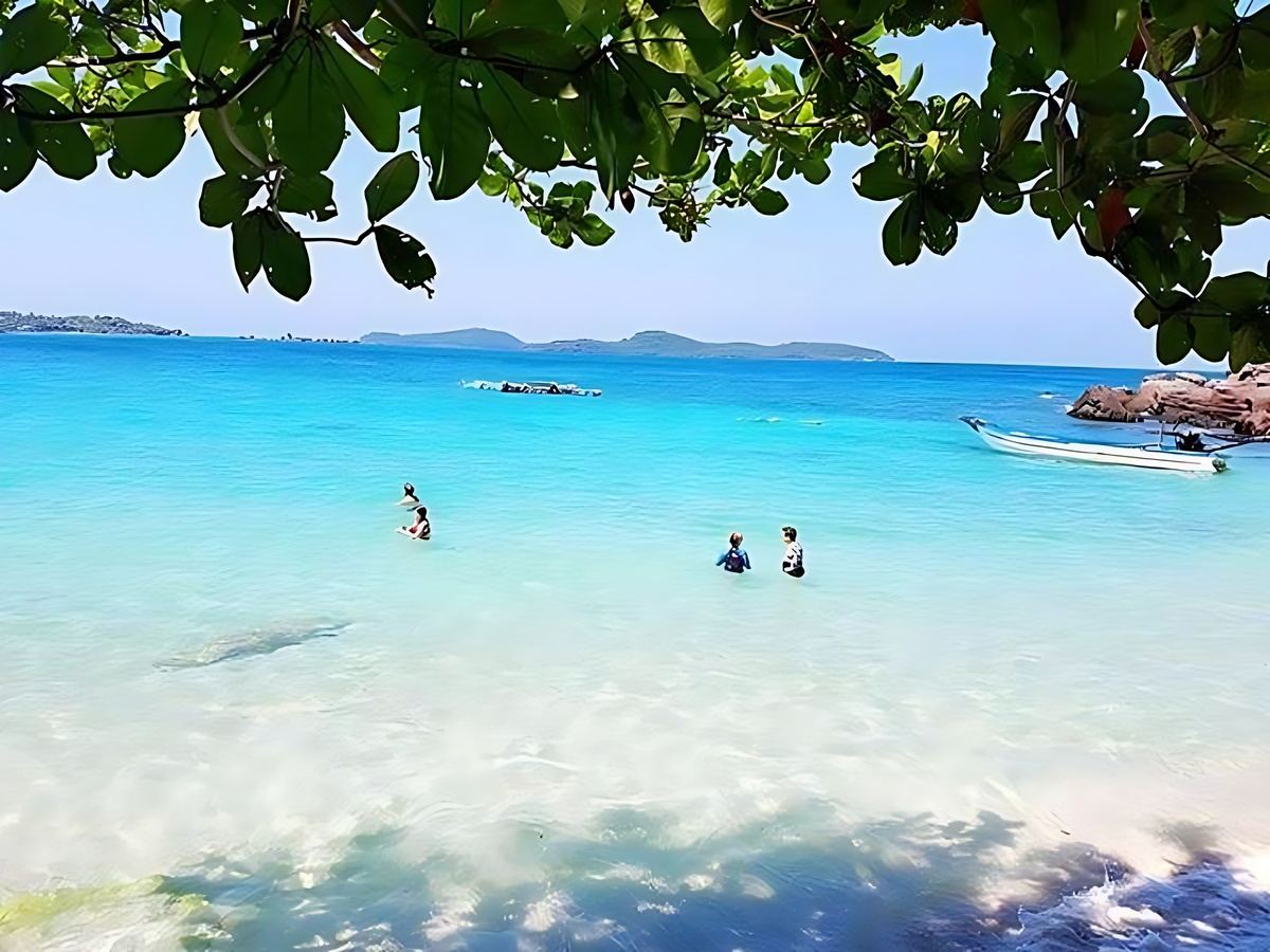 Hòn Móng Tay hoang sơ với nước trong và hệ sinh thái san hô phong phú