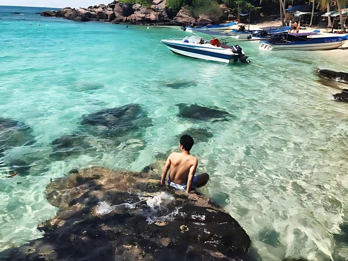 Hòn Móng Tay hoang sơ, phù hợp tour cano trong ngày
