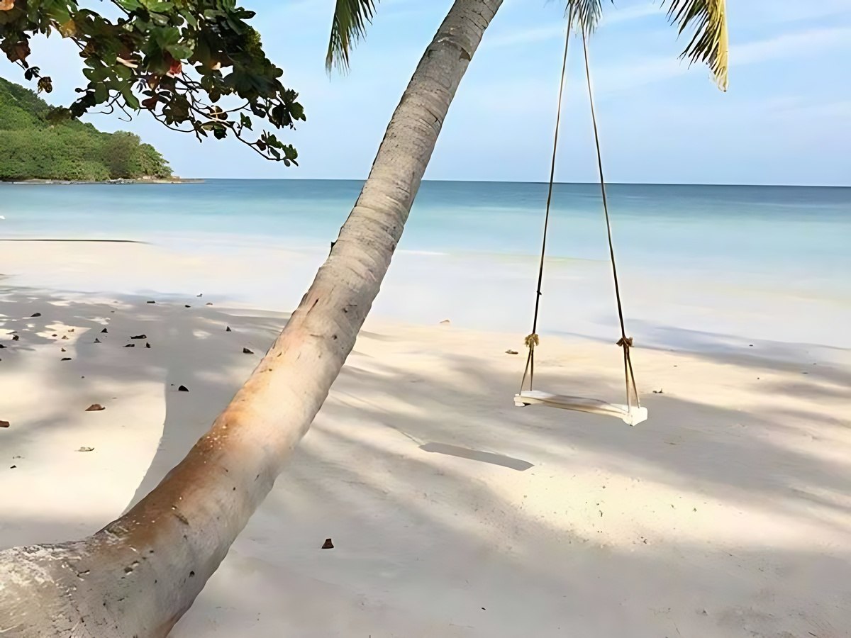 Bãi Sao Nam đảo với cát trắng mịn và nước xanh trong