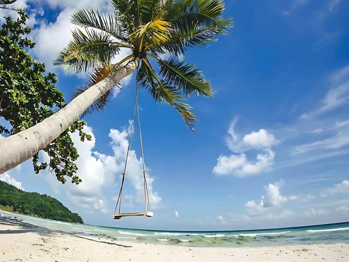 Bãi Sao Nam đảo với cát trắng mịn và nước biển trong