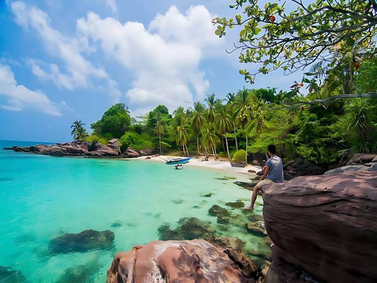 Hòn Móng Tay hoang sơ với lặn san hô và bãi biển
