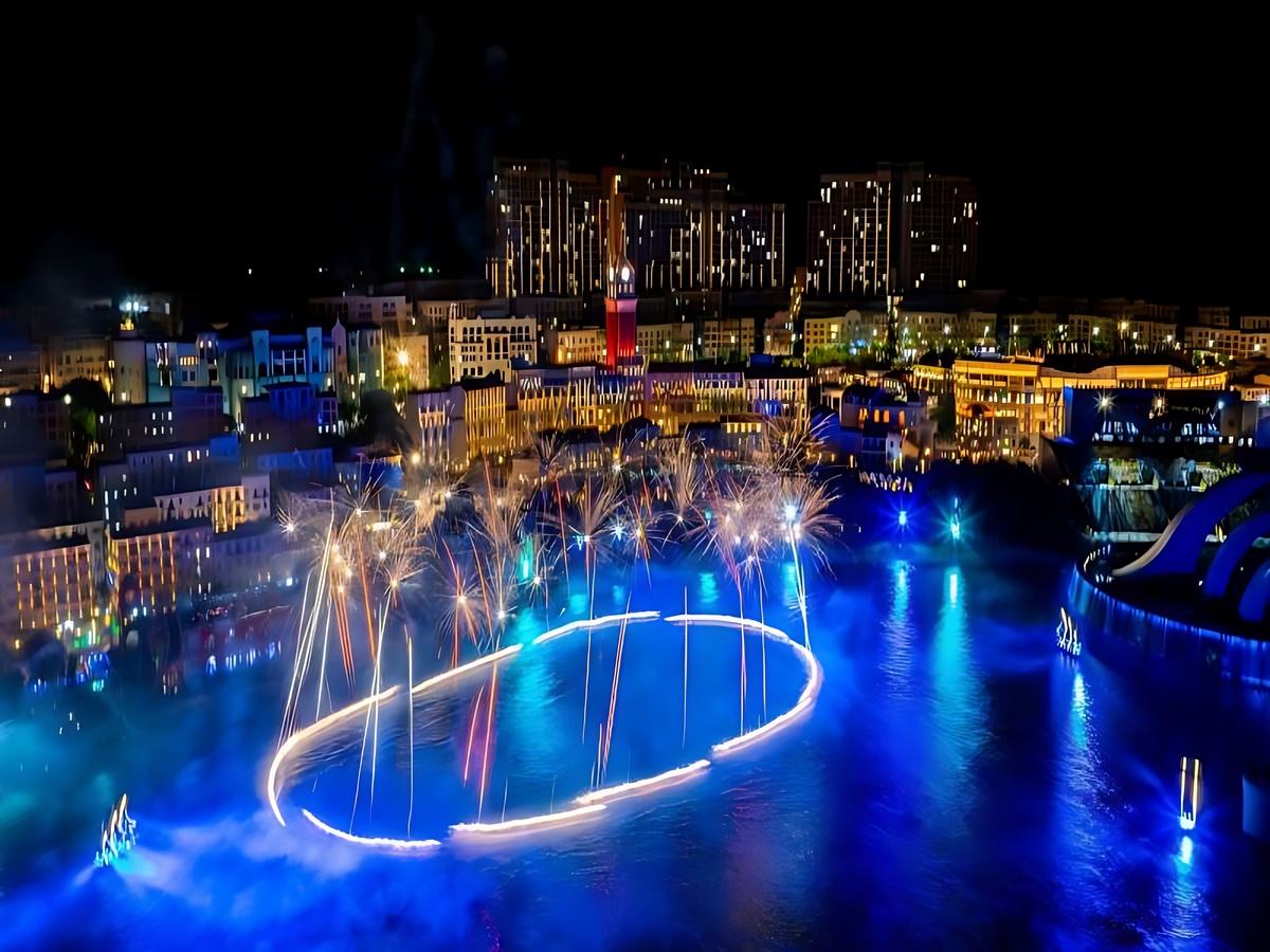 Thị trấn Hoàng Hôn nổi bật với show pháo hoa và cầu Hôn