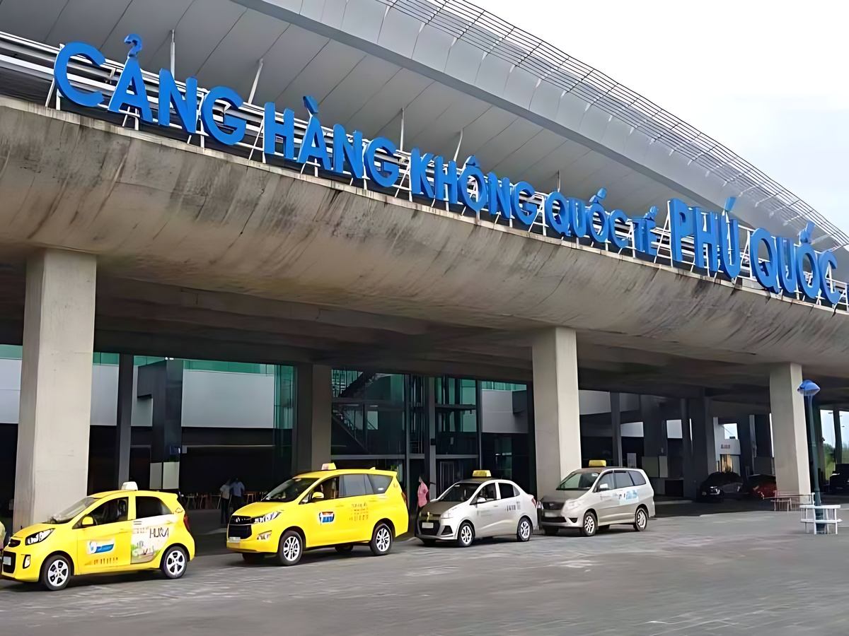 Sân bay Phú Quốc cách trung tâm Dương Đông khoảng 10–14 km, thuận tiện di chuyển