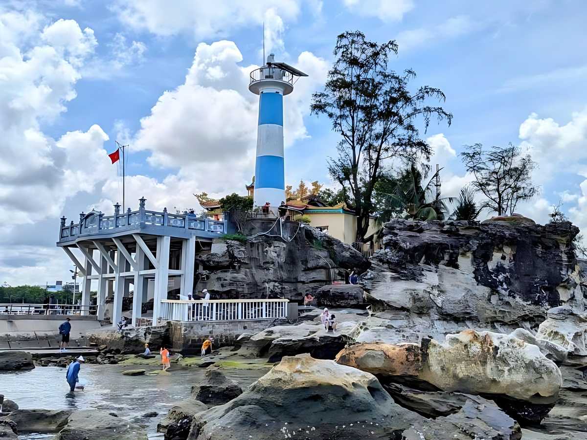 Dinh Cậu Phú Quốc trên mỏm đá hướng ra biển, gắn liền đời sống tín ngưỡng ngư dân