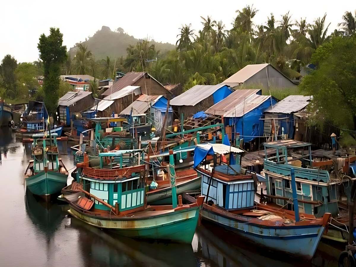 Làng chài Hàm Ninh cổ kính với ngôi nhà đơn sơ hướng biển bình yên