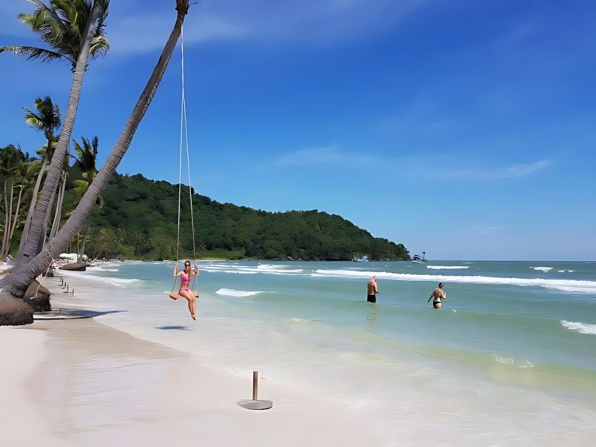 Bãi Sao Phú Quốc với cát trắng mịn và nước xanh ngọc yên bình