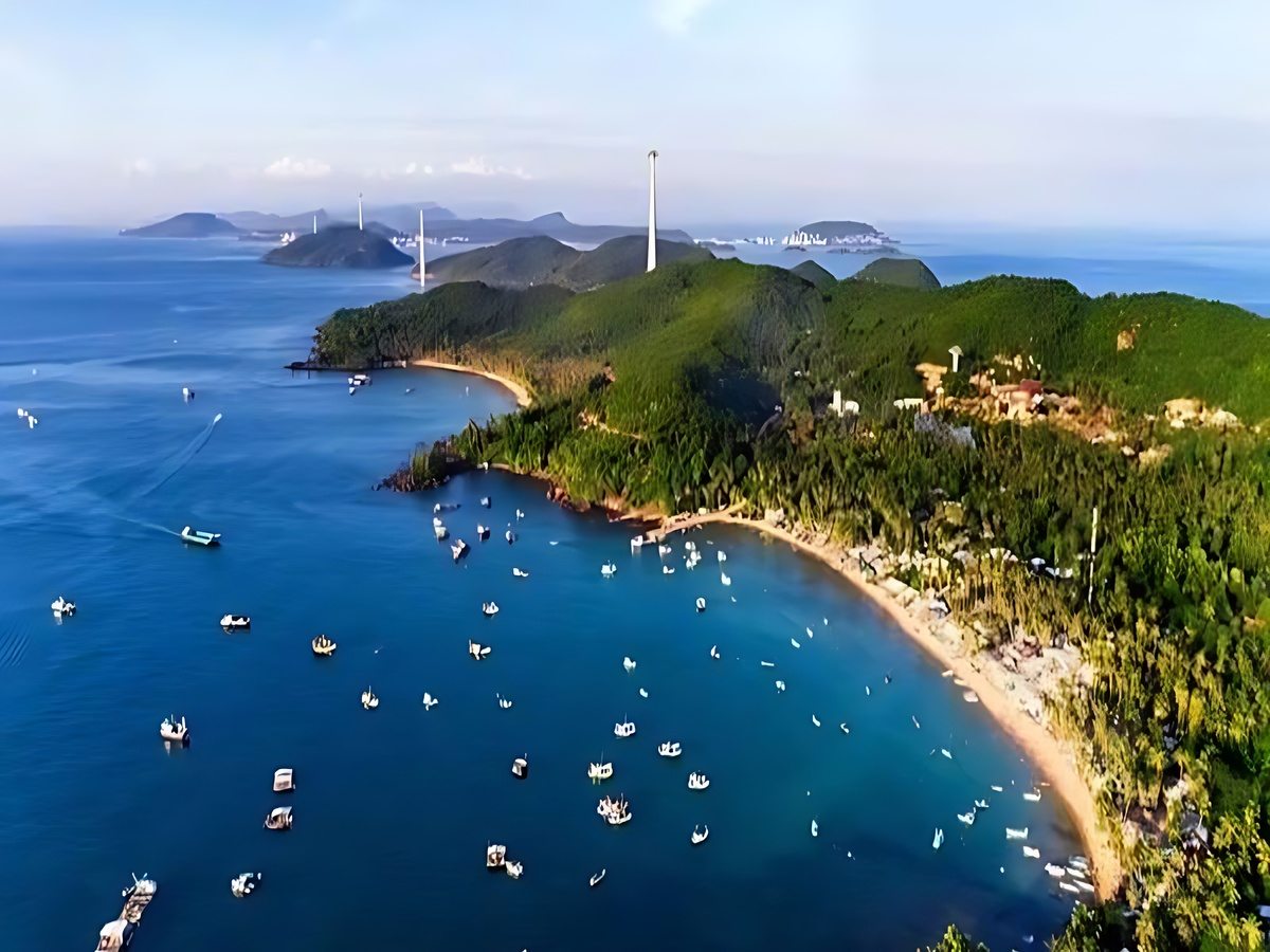 Phú Quốc với hệ sinh thái đa dạng và bờ biển dài hơn 150 km