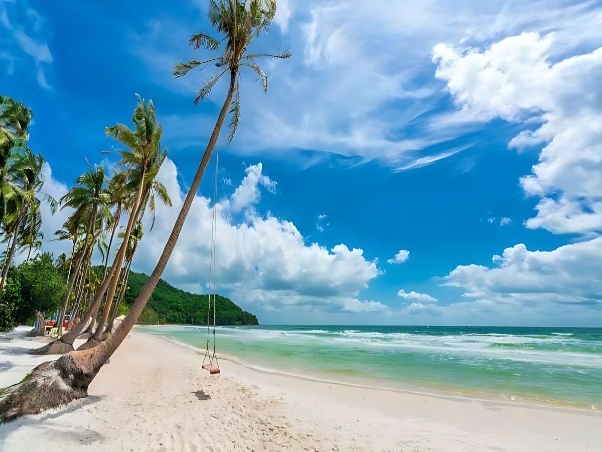 Bãi Sao Phú Quốc với cát trắng mịn và hoàng hôn dịu nhẹ trên mặt biển