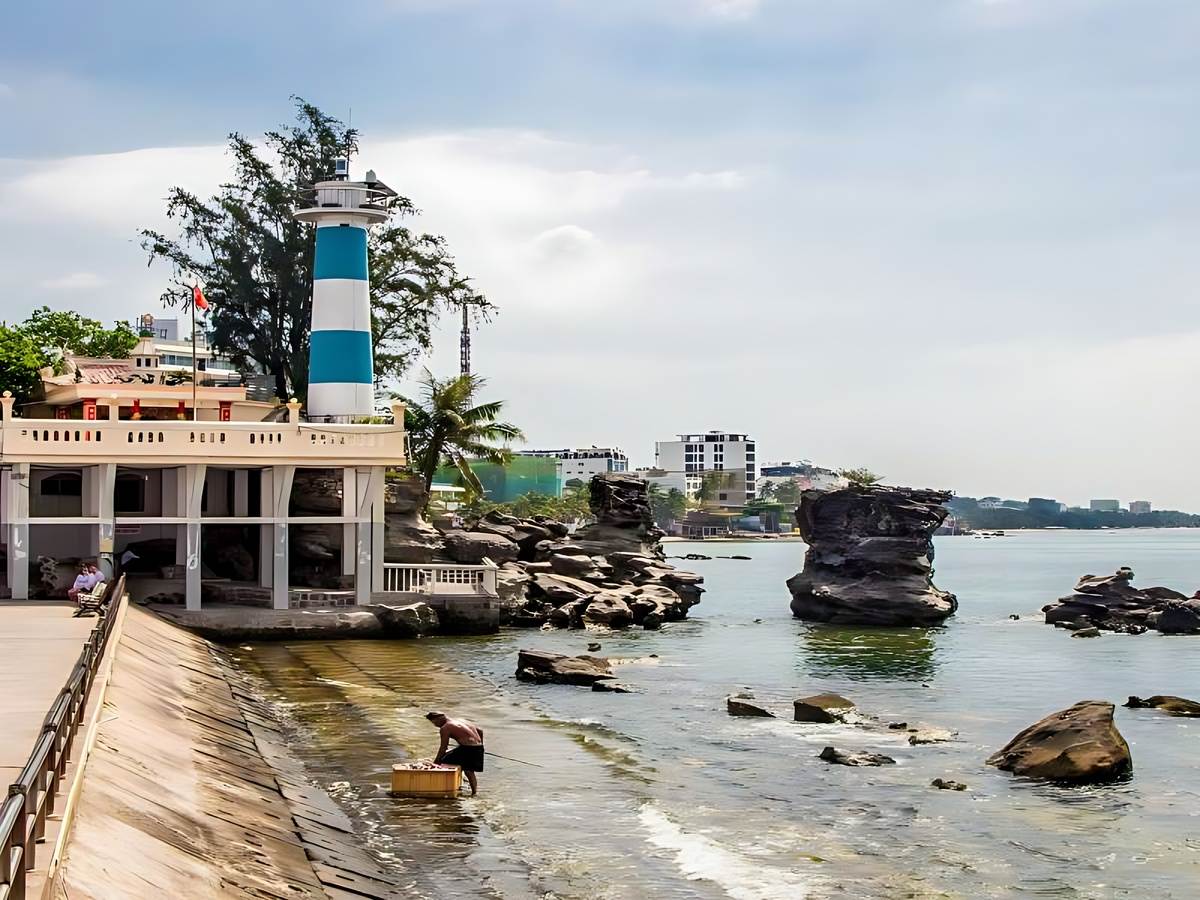 Dinh Cậu trên ghềnh đá ven biển Dương Đông