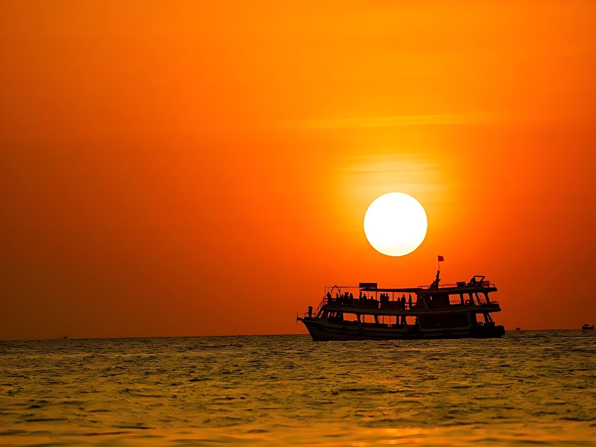 Hoàng hôn rực rỡ trên làng chài ven biển