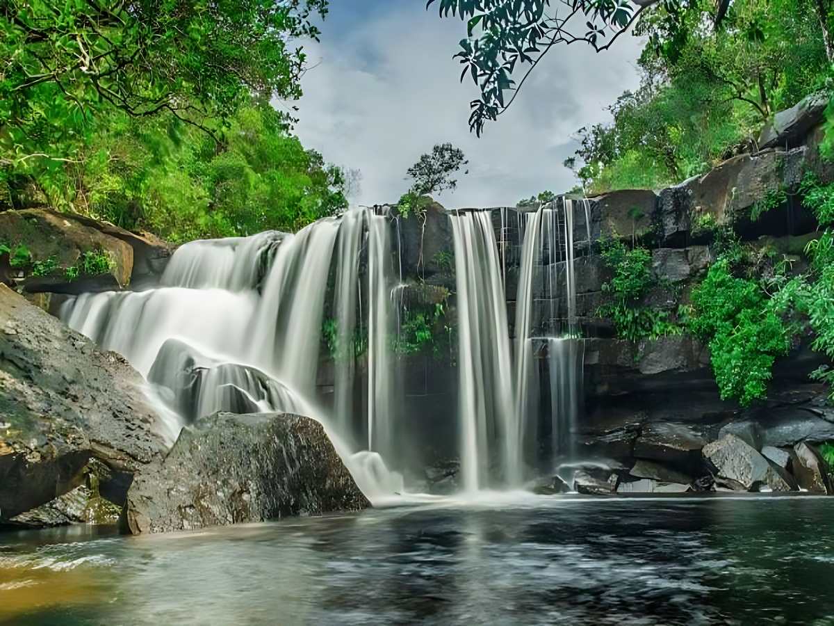 Suối Tranh chảy qua rừng xanh mát tự nhiên