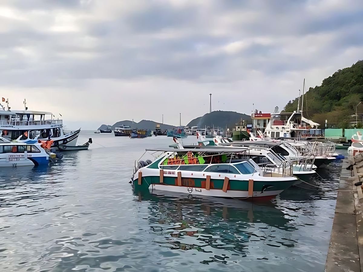 Biển Phú Quốc ban ngày nắng vàng, nước trong xanh