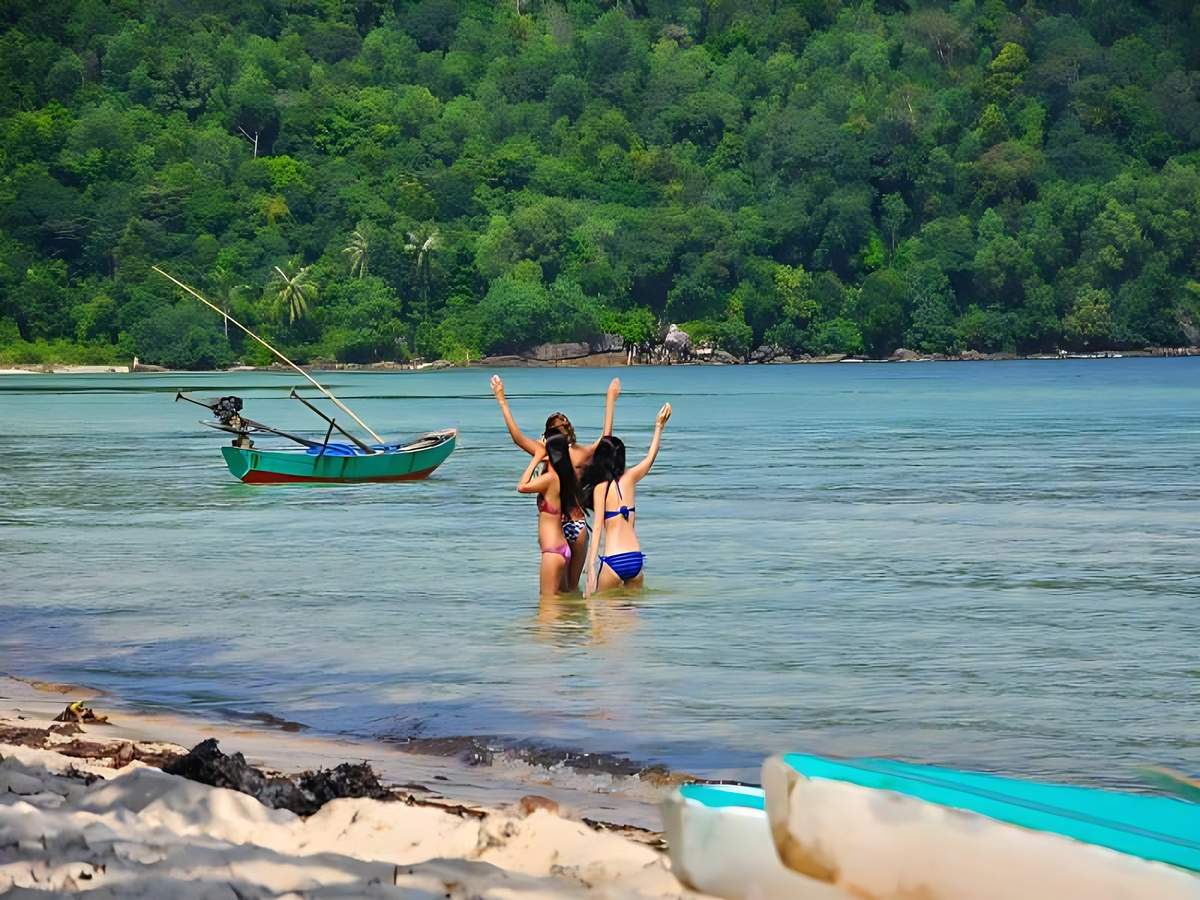 Trang phục ban ngày Phú Quốc nên chọn quần áo thoáng mát, kết hợp kính râm và mũ rộng vành