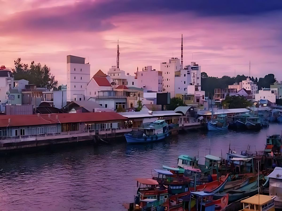 Làng chài Hàm Ninh yên bình với hải sản tươi ngon giá hợp lý