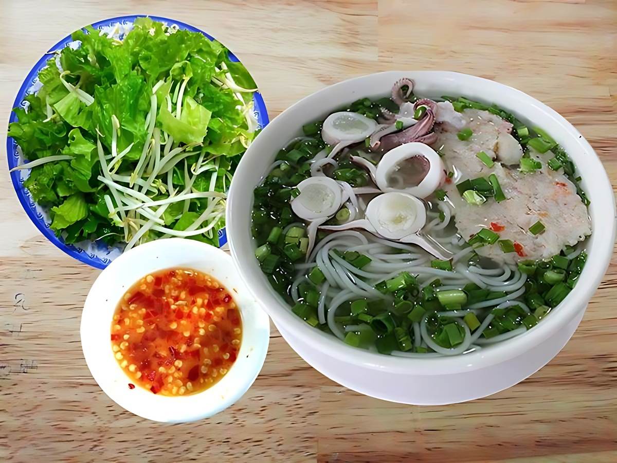 Bún quậy Kiến Xây nổi bật với hương vị tươi ngon, giá rẻ